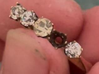 Multi-stone ring with multiple diamond setting clusters